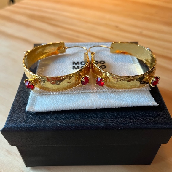 Mondo Mondo Ruby Glass Espirit 18k Gold-plated Hoop Earrings - Picture 4 of 8